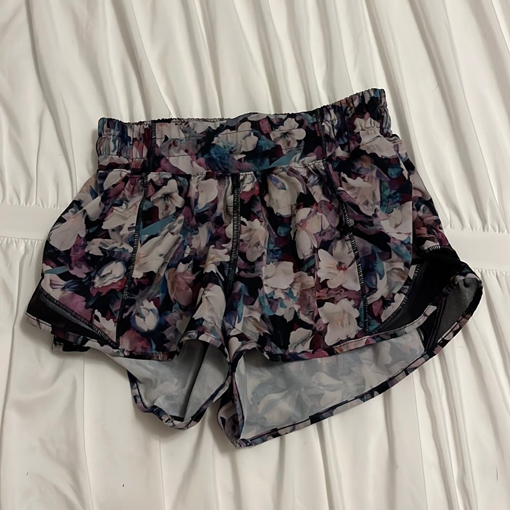 Lululemon flower hotty hots size 2, *discontinued*.
